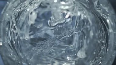 Süper Yavaş Hareket Detaylı Votka Çekimi Crystal Clear Buz Küpleri 'ne 1000 fps' te. 4K 'da Yüksek Hız Sinema Kamerası ile çekildi.