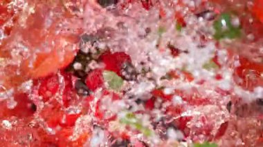 Süper Yavaş Çekim Taze Böğürtlenler Limonata Whirl 'e 1000 fps hızla düşüyor. 4K 'da Yüksek Hız Sinema Kamerası ile çekildi..