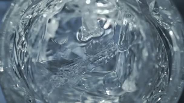 在1000 Fps的水晶般透明冰块上浇注伏特加的超级慢动作细节镜头 用4K高速电影摄影机拍摄 — 图库视频影像