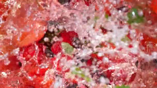 Super Slow Motion Shot Fresh Berries Wpada Lemonade Whirl Prędkością — Wideo stockowe