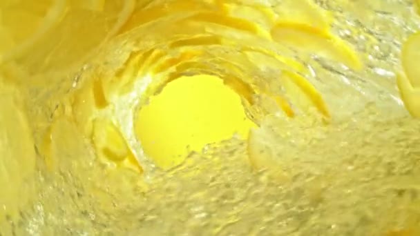 Super Slow Motion Shot Lemon Slices Water Rotating Wave 1000Fps — Video Stock