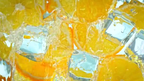 Super Slow Motion Shot Water Wave Splashing Rodajas Naranja Cubitos — Vídeos de Stock