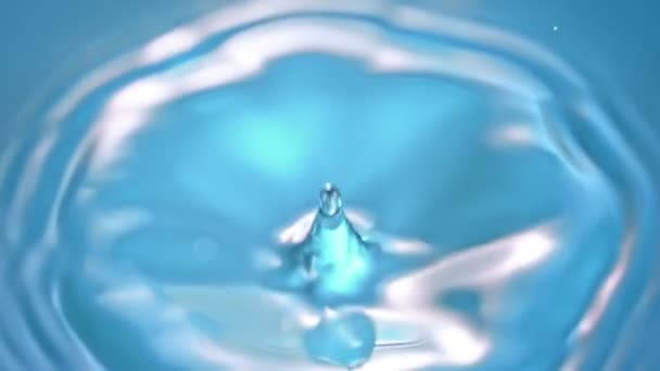Super Slow Motion Detail Shot Droplet Πέφτει Still Water Surface — Αρχείο Βίντεο