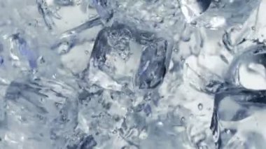 Süper Yavaş Düşen ve Mükemmel Buz Küplerini 300 metrede suya sıçratan çekim. 4K 'da Yüksek Hız Sinema Kamerası ile çekildi.
