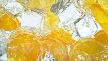 Süper Yavaş Hareketli Su Dalgası Vuruşu Portakal Dilimleri ve Buz Küpleri Üzerine Sıçrıyor. 4K 'da Yüksek Hız Sinema Kamerası ile çekildi..