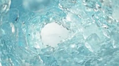 Süper Yavaş Hareketli Temiz Su Çekimi ve Buz Küpleri Dalgalar halinde 300 metre hızla dönüyor. Yüksek Hız Sinema Kamerası, 4K.