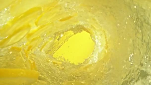 柠檬片的超慢速运动和以1000Fps的波速旋转的水 用高速电影摄影机拍摄 — 图库视频影像