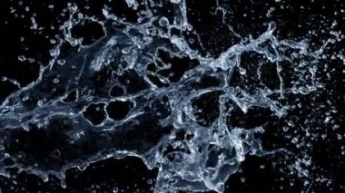 Super Slow Motion shot of Water Splash 2000 fps 'te Kara Arkaplanda izole edildi. 4K 'da Yüksek Hız Sinema Kamerası ile çekildi.