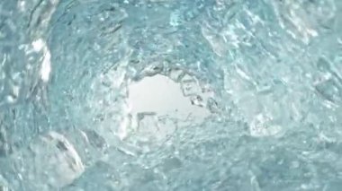 Süper Yavaş Hareketli Temiz Su Çekimi ve Buz Küpleri Dalgalar halinde 300 metre hızla dönüyor. Yüksek Hız Sinema Kamerası, 4K.