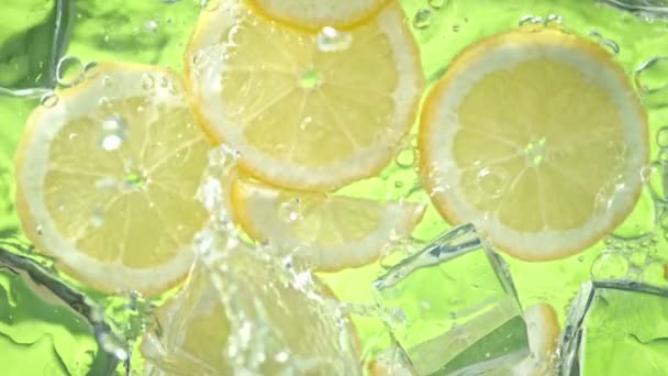 Super Slow Motion Shot Water Wave Splashing Lemon Slices Ice — Αρχείο Βίντεο