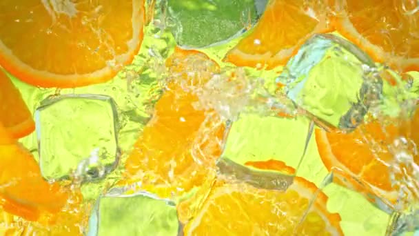Super Slow Motion Shot Water Wave Fröccsenő Orange Szeletek Jégkockák — Stock videók