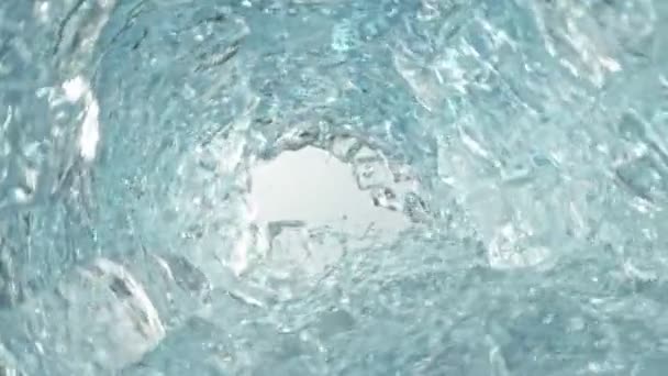 Super Slow Motion Shot Van Helder Water Ijsblokjes Draaien Golf — Stockvideo