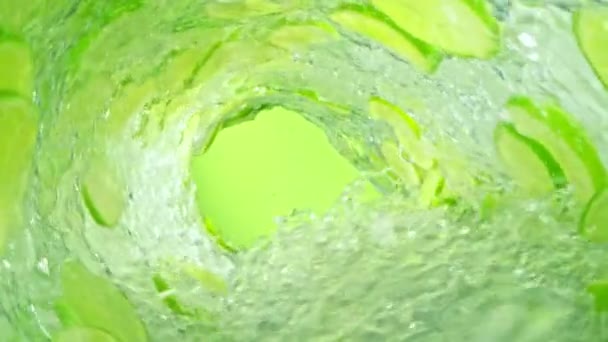 Super Slow Motion Shot Lime Szeletek Víz Forog Hullámhosszon 1000Fps — Stock videók