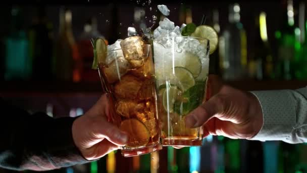 Super Slow Motion Shot Long Drinks Cheering Bar 1000Fps Inglês — Vídeo de Stock