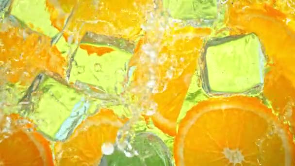 Super Slow Motion Shot Water Wave Splash Sinaasappelschijfjes Ijsblokjes Gefilmd — Stockvideo