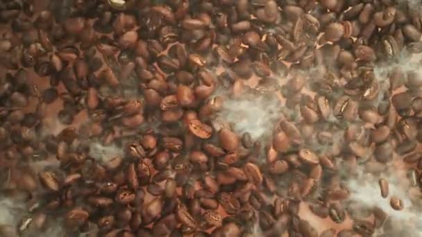 超级慢动作 摔落及烘烤优质咖啡豆 以每秒1000Fps的速度拍摄 用4K高速电影摄影机拍摄 — 图库视频影像