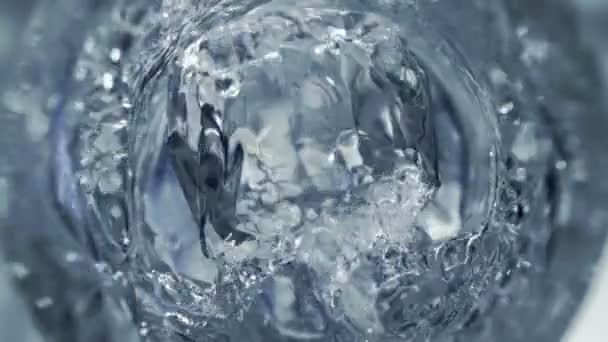 超级慢动作细节镜头的冰块跌入玻璃与伏特加1000 Fps 用4K高速电影摄影机拍摄 — 图库视频影像
