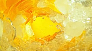 Süper Yavaş Portakal Dilimleri ve Buz Döndürme Çekimi, Su Dalgası 'nda 300 metrede. Yüksek Hız Sinema Kamerası, 4K.