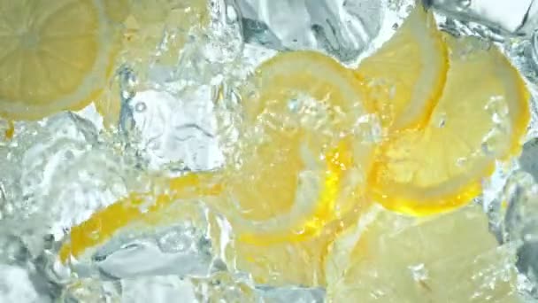 Сверхмедленная Движущаяся Струя Воды Плещется Лимонных Слайсах Кубиках Льда Съемки — стоковое видео
