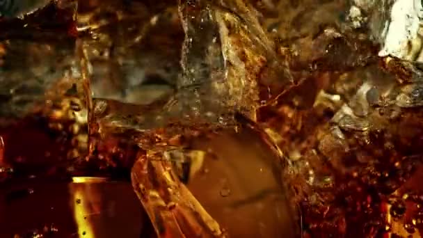 Super Slow Motion Shot Des Gießens Cola Limonade Auf Eiswürfel — Stockvideo