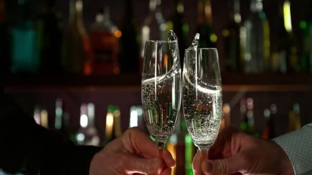 Super Slow Motion Shot Champagne Cheering Bar Prędkością 1000 Fps — Wideo stockowe