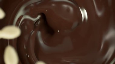 Süper Yavaş Çekim Soyulmuş Bademlerin Dönen Erimiş Çikolata 'nın içine 1000 fps hızla düşmesi. 4K 'da Yüksek Hız Sinema Kamerası ile çekildi.