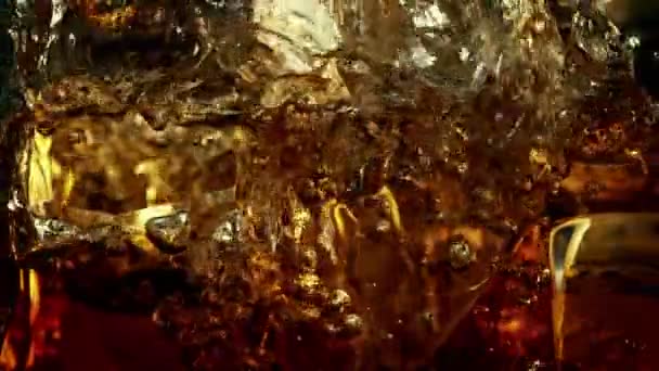以1000Fps的速度在冰块上倒入可乐柠檬水的超级慢动作镜头 用高速电影摄影机拍摄 — 图库视频影像