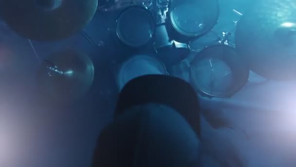 Профессиональный Барабанщик Играет Барабанах Студии Неоновой Атмосферой Освещения — стоковое видео