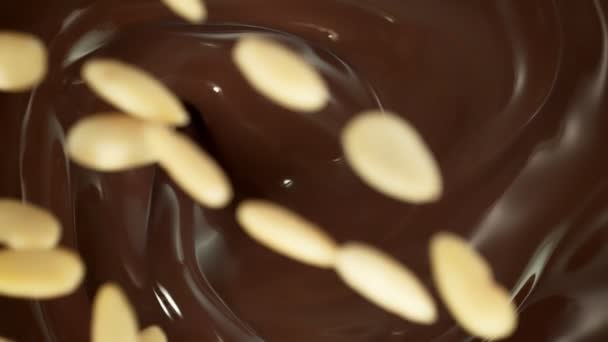 Super Slow Motion Tiro Amêndoas Descascadas Caindo Redemoinho Chocolate Derretido — Vídeo de Stock