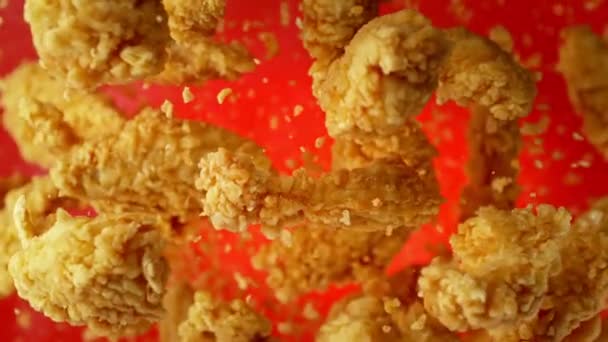 Super Slow Motion Shot Flying Chicken Sprips Kierunku Kamery Czerwonym — Wideo stockowe