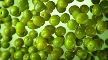 Yeşil Zeytinlerin Süper Yavaş Çekimi Kameraya doğru 1000fps hızla uçuyor. Yüksek Hız Sinema Kamerası, 4k.