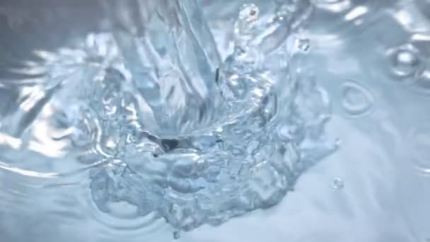Super Slow Motion Shot Des Gießens Und Spritzens Von Wasser — Stockvideo