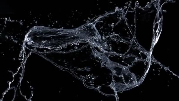 黒い背景に隔離された2000Fpsでの水のスプラッシュの超スローモーションショット 4Kで高速シネマカメラで撮影 — ストック動画