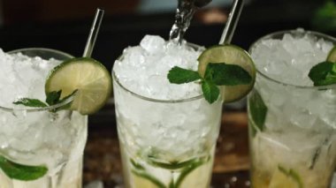 Mojito Taze İçeceği Hazır Etmenin Süper Yavaş Çekimi, Kamera Hareketi 'nde 300 fite ayarlandı. 4K 'da Yüksek Hız Sinema Kamerası ile çekildi..