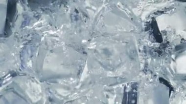 Süper Yavaş Düşen ve Mükemmel Buz Küplerini 300 metrede suya sıçratan çekim. 4K 'da Yüksek Hız Sinema Kamerası ile çekildi.