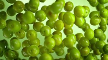 Yeşil Zeytinlerin Süper Yavaş Çekimi Kameraya doğru 1000fps hızla uçuyor. Yüksek Hız Sinema Kamerası, 4k.
