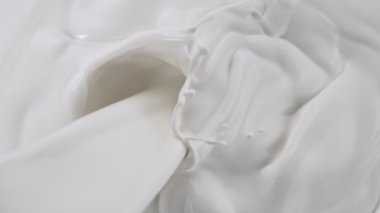 Süper Yavaş Çekim Çekim: Doldurma ve Sıçratma Taze Sütü 1000fps 'te. Yüksek Hız Sinema Kamerası, 4K.
