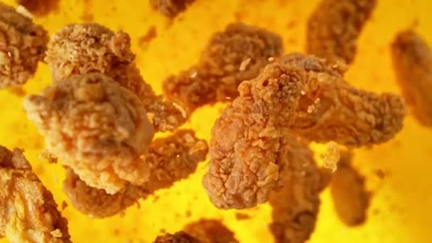 Uçan Sıcak Tavuk Kanatları Nın Süper Yavaş Çekimi Kameraya Doğru — Stok video