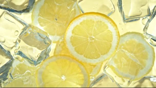水波飞溅在柠檬片和冰块上的超级慢动作镜头 以4K高速电影摄影机拍摄 — 图库视频影像