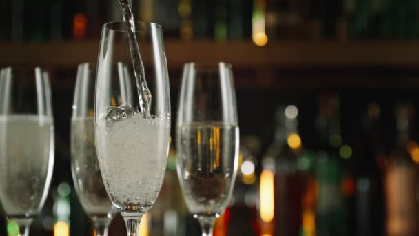 Super Slow Motion Shot Turnare Vinului Șampanie Sticlă Înainte Bar — Videoclip de stoc