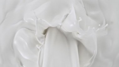 Süper Yavaş Çekim Çekim: Doldurma ve Sıçratma Taze Sütü 1000fps 'te. Yüksek Hız Sinema Kamerası, 4K.