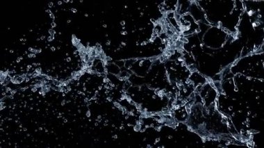 Super Slow Motion shot of Water Splash 2000 fps 'te Kara Arkaplanda izole edildi. 4K 'da Yüksek Hız Sinema Kamerası ile çekildi.
