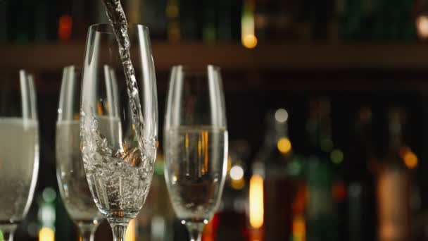 Super Slow Motion Shot Pouring Champagne Wine Vidro Antes Bar — Vídeo de Stock