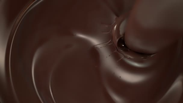 Super Slow Motion Feles Öntés Fröccsenő Olvadt Csokoládé 1000Fps Fényképezte — Stock videók