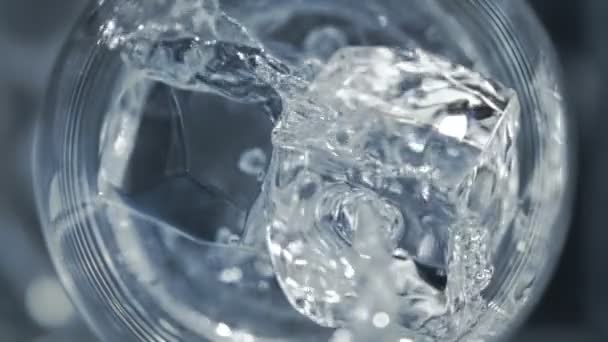Super Slow Motion Detail Shot Pouring Vodka Cubos Gelo Cristalinos — Vídeo de Stock