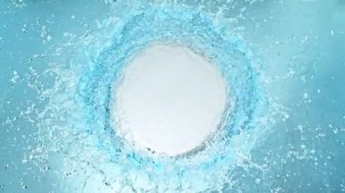 Süper Yavaş Çekim Yuvarlak Su Sıçraması Açık Mavi Arkaplan 'da 300 metre yükseklikte. Yüksek Hız Sinema Kamerası, 4K.