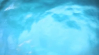 Dalgalanan Hafif Mavi Su Yüzeyi 'nin Süper Yavaş Çekimi. Yüksek Hız Sinema Kamerası, 4K.