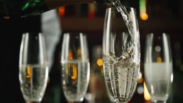 Super Slow Motion Shot Pouring Champagne Vidro Antes Barra Com — Vídeo de Stock
