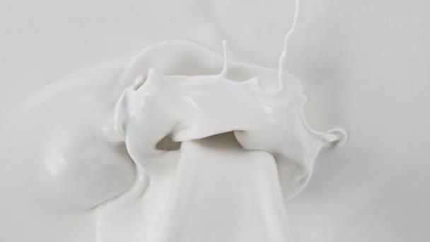 Супер Повільний Постріл Розливу Розщеплення Свіжого Молока Швидкістю 1000 Кадрів — стокове відео