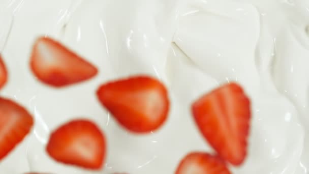 超级慢动作的新鲜草莓以1000Fps的速度掉进旋转的奶油中 以4K高速电影摄影机拍摄 — 图库视频影像